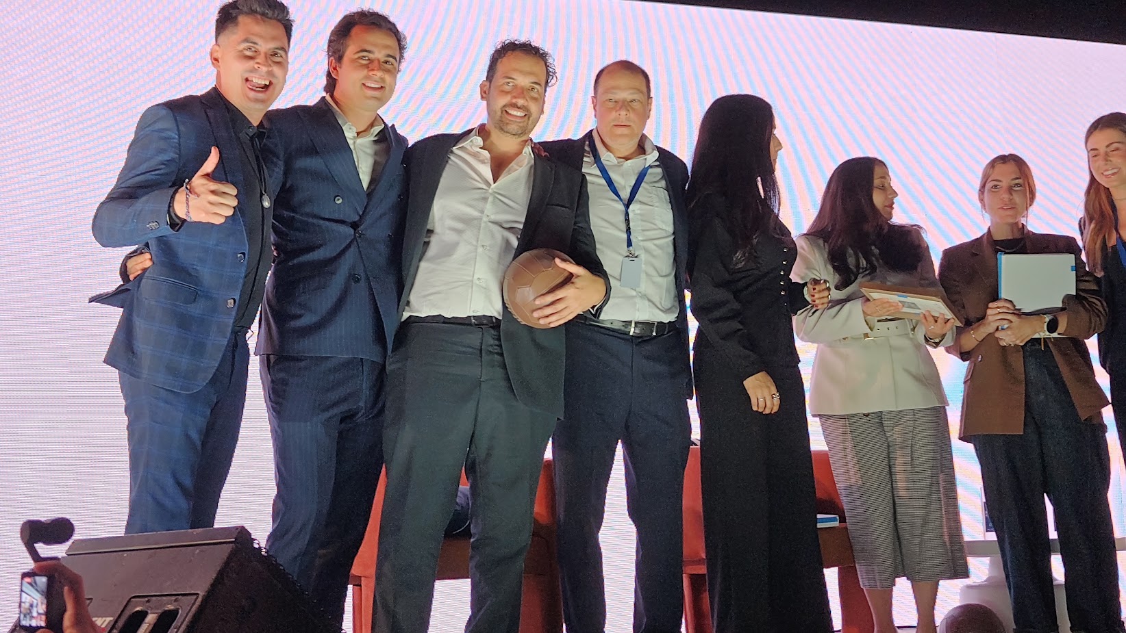 humanos potenciados por IA en equipo con tecnología